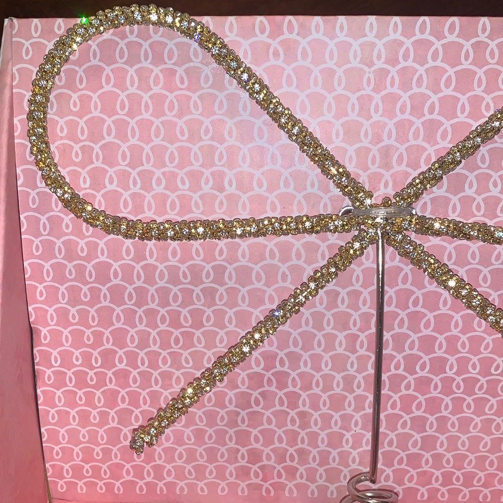 🆕- Cupcakes& Cashmere Gold Encrusted Bow Tree Topper - Picture 3 of 7